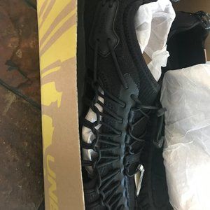 Keen UNEEK SNK SHOES - WOMEN'S (size 10, but fits like a 9.5)